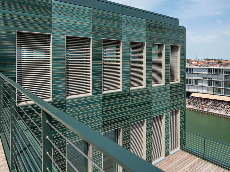 روکش سرامیک سبز در نمای ساختمان